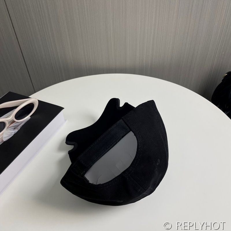 발렌시아가 블랙 및 그레이 코튼 드릴 소재의 Lo_ve 캡 [매장가 66만원대]