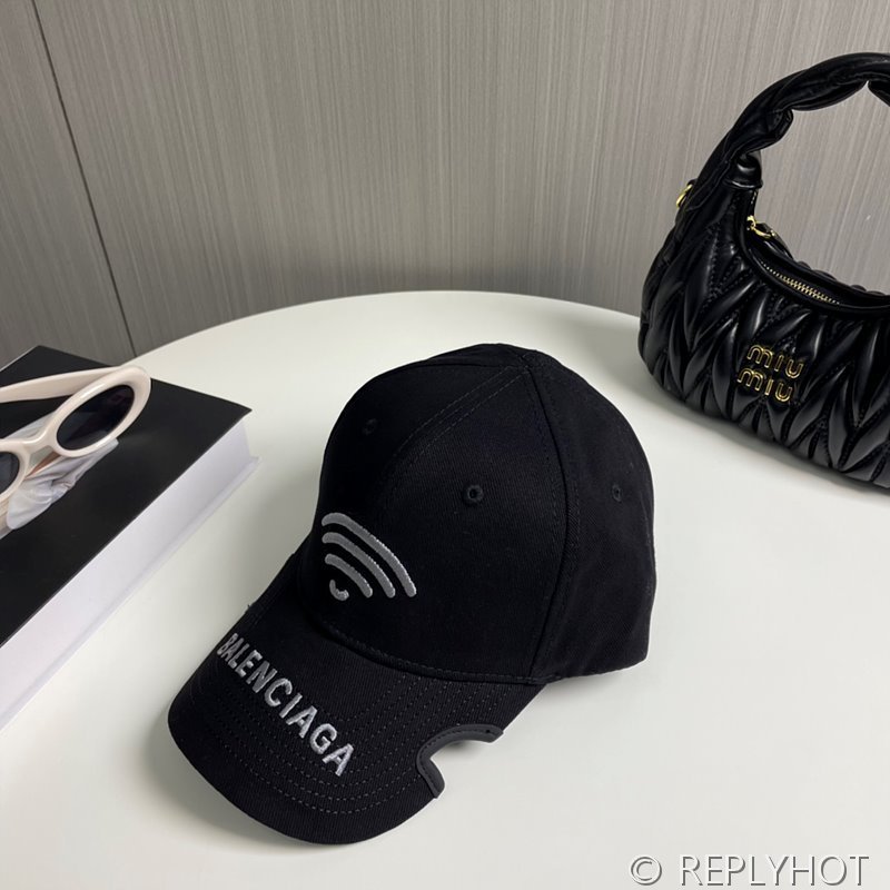 발렌시아가 블랙 및 그레이 코튼 드릴 소재의 Lo_ve 캡 [매장가 66만원대]