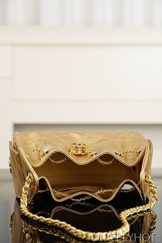 [하이엔드급] 샤넬 25백 미니 메탈릭 그레인드 카프스킨 골드메탈 골드 [매장가 900만원대]