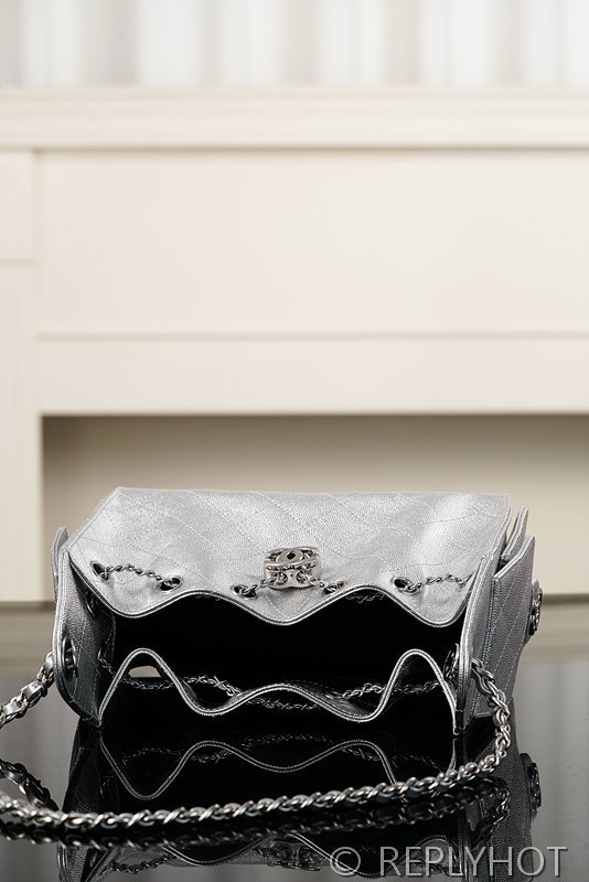 [하이엔드급] 샤넬 25백 미니 메탈릭 그레인드 카프스킨 실버메탈 실버 [매장가 900만원대]