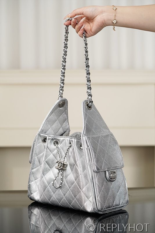 [하이엔드급] 샤넬 25백 스몰 메탈릭 그레인드 카프스킨, 실버 메탈 실버 [매장가 1000만원대]