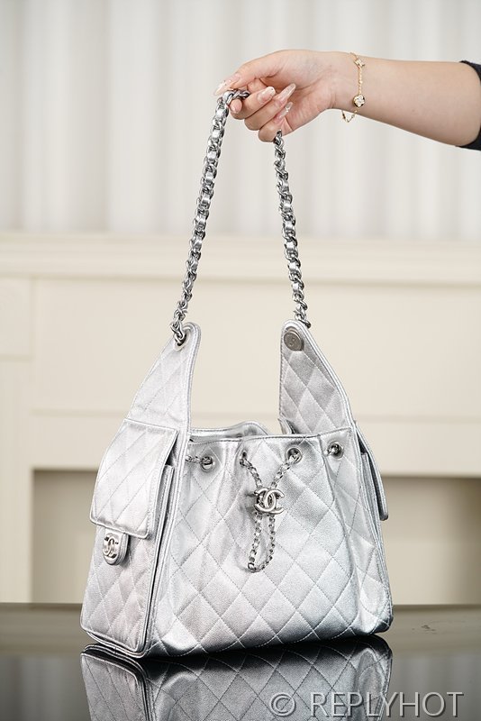 [하이엔드급] 샤넬 25백 스몰 메탈릭 그레인드 카프스킨, 실버 메탈 실버 [매장가 1000만원대]