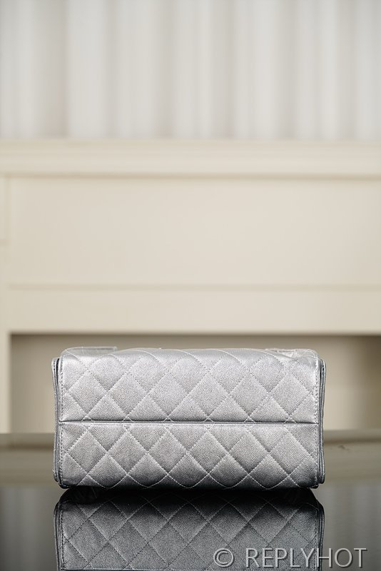 [하이엔드급] 샤넬 25백 스몰 메탈릭 그레인드 카프스킨, 실버 메탈 실버 [매장가 1000만원대]