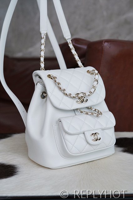 [하이엔드급] 샤넬 23 크루즈 듀마 백팩 카프스킨 골드메탈 화이트 [매장가 1000만원대]