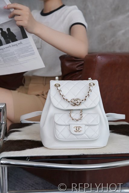 [하이엔드급] 샤넬 23 크루즈 듀마 백팩 카프스킨 골드메탈 화이트 [매장가 1000만원대]