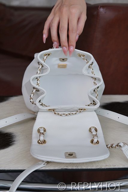 [하이엔드급] 샤넬 23 크루즈 듀마 백팩 카프스킨 골드메탈 화이트 [매장가 1000만원대]