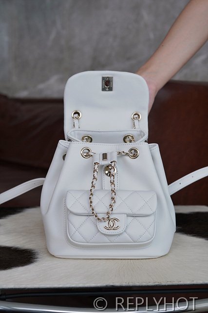 [하이엔드급] 샤넬 23 크루즈 듀마 백팩 카프스킨 골드메탈 화이트 [매장가 1000만원대]