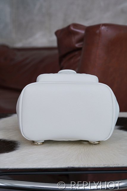 [하이엔드급] 샤넬 23 크루즈 듀마 백팩 카프스킨 골드메탈 화이트 [매장가 1000만원대]