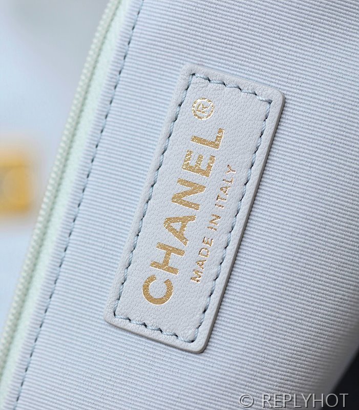 [하이엔드급] 샤넬 24 투포켓 호보 핸드백 카프스킨 골드메탈  [매장가 800만원대]