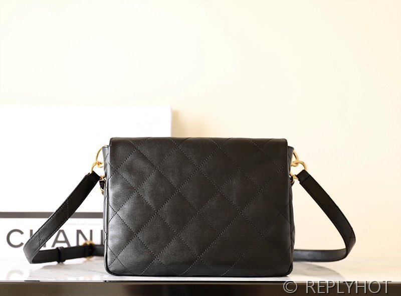 [하이엔드급] 샤넬 24 투포켓 호보 핸드백 카프스킨 골드메탈  [매장가 800만원대]