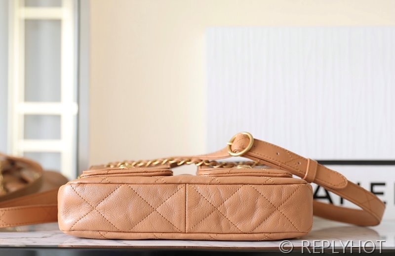 [하이엔드급] 샤넬 24 투포켓 호보 핸드백 카프스킨 골드메탈  [매장가 800만원대]