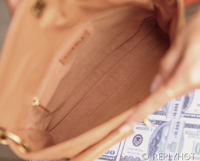 [하이엔드급] 샤넬 24 투포켓 호보 핸드백 카프스킨 골드메탈  [매장가 800만원대]