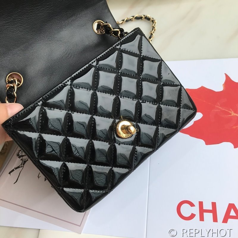 샤넬 클래식 쁘띠삭 미니 플랩백 페이던트 골드메탈 블랙 [매장가 900만원대]