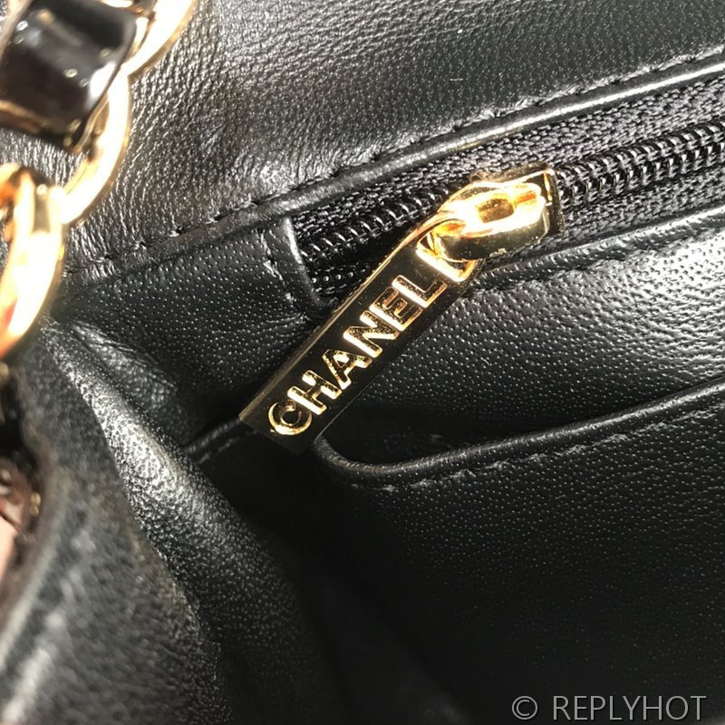 샤넬 클래식 쁘띠삭 미니 플랩백 페이던트 골드메탈 블랙 [매장가 900만원대]