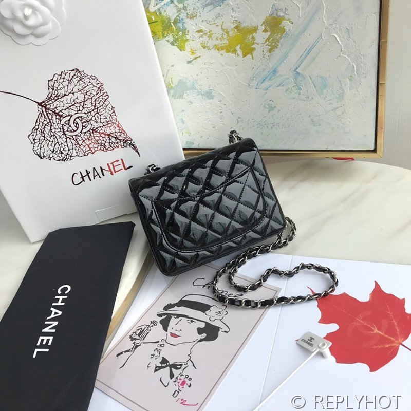 샤넬 클래식 쁘띠삭 미니 플랩백 페이던트 실버메탈 블랙 [매장가 900만원대]