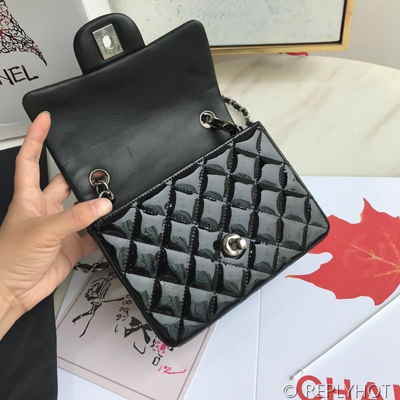 샤넬 클래식 쁘띠삭 미니 플랩백 페이던트 실버메탈 블랙 [매장가 900만원대]