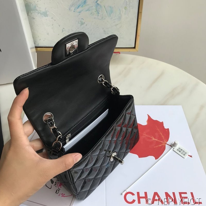 샤넬 클래식 쁘띠삭 미니 플랩백 페이던트 실버메탈 블랙 [매장가 900만원대]