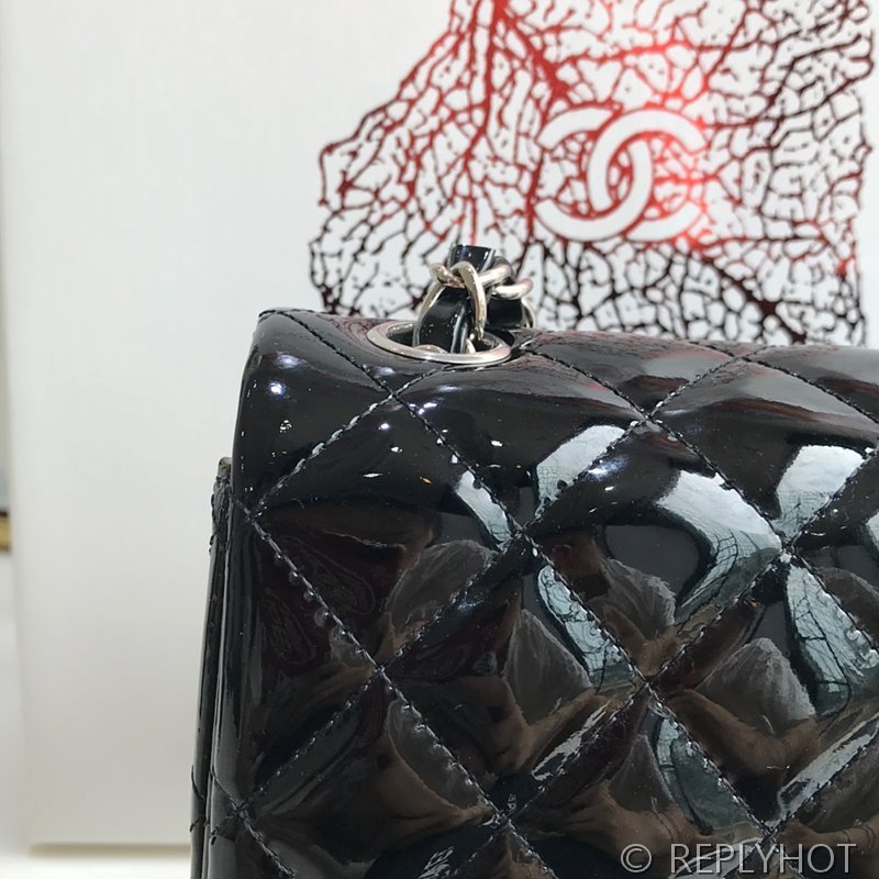 샤넬 클래식 쁘띠삭 미니 플랩백 페이던트 실버메탈 블랙 [매장가 900만원대]