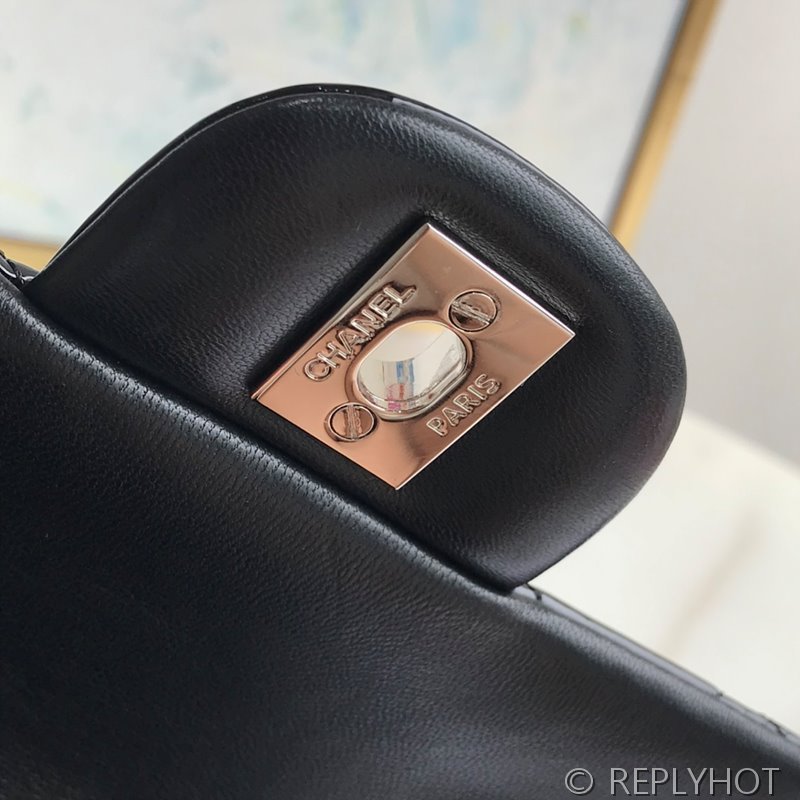 샤넬 클래식 쁘띠삭 미니 플랩백 페이던트 실버메탈 블랙 [매장가 900만원대]