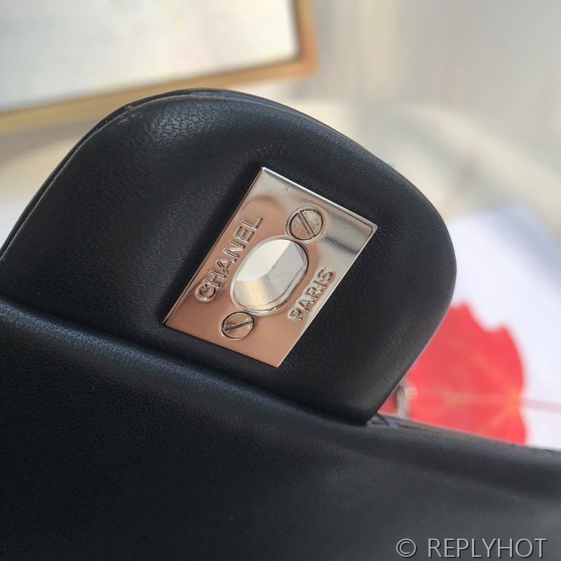 샤넬 클래식 뉴미니 플랩백 페이던트 실버메탈 블랙 [매장가 1000만원대]