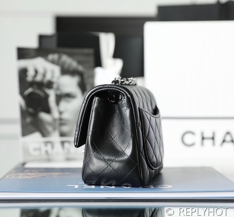 [하이엔드급] 샤넬 클래식 쁘띠삭 미니 플랩백 램스킨 실버메탈 블랙 [매장가 900만원대]