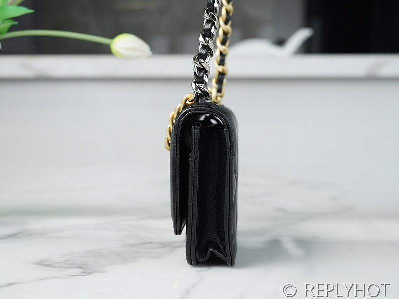 [하이엔드급] 샤넬 19 woc 턴락 골드메탈 블랙 [매장가 650만원대]