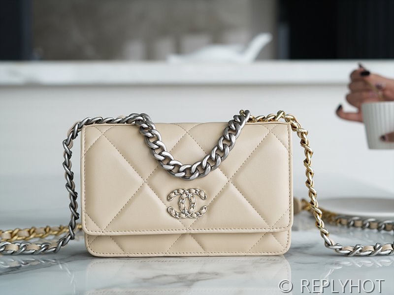 [하이엔드급] 샤넬 19 woc 실버메탈 베이지 [매장가 600만원대]