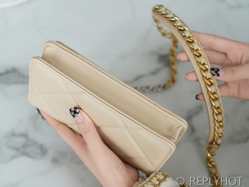 [하이엔드급] 샤넬 19 woc 실버메탈 베이지 [매장가 600만원대]