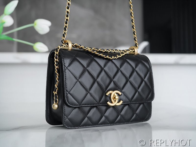 [하이엔드급] 샤넬 24c 뉴시즌 스몰 플랩백 카프스킨 골드메탈 블랙 [매장가 1000만원대]