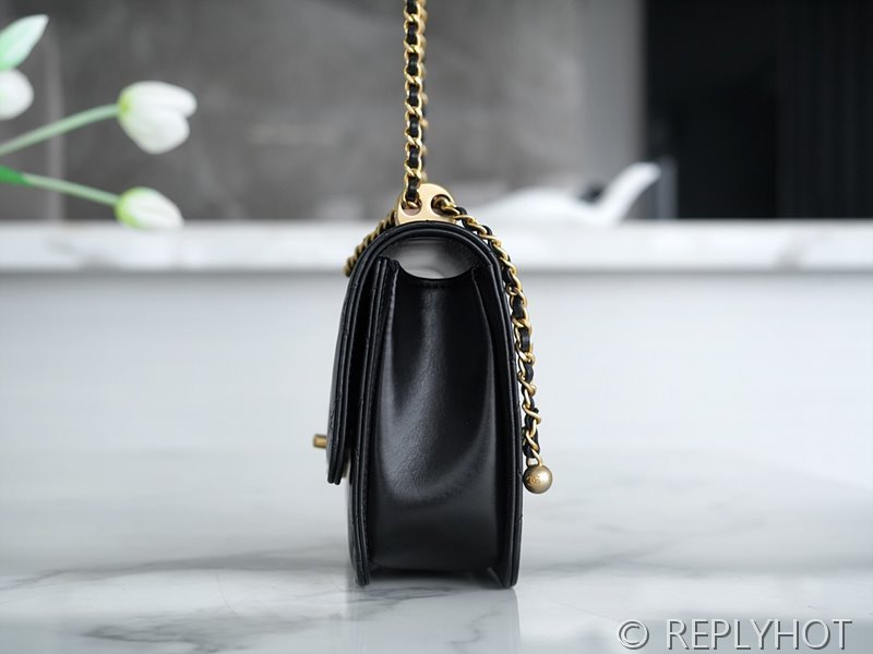 [하이엔드급] 샤넬 24c 뉴시즌 스몰 플랩백 카프스킨 골드메탈 블랙 [매장가 1000만원대]