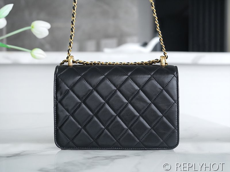 [하이엔드급] 샤넬 24c 뉴시즌 스몰 플랩백 카프스킨 골드메탈 블랙 [매장가 1000만원대]