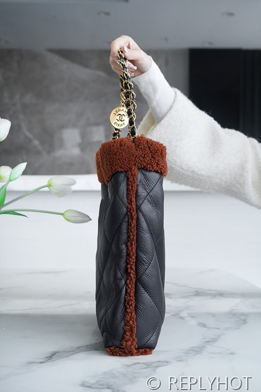 [하이엔드급] 샤넬 22 미디엄 핸드백 램스킨 골드메탈 블랙 [매장가 1000만원대]