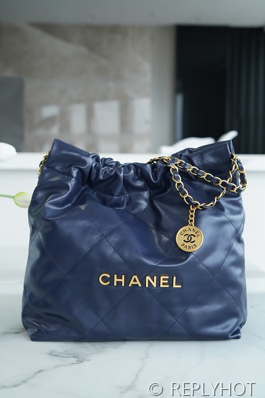 [하이엔드급] 샤넬 22 스몰 핸드백 카프스킨 골드메탈 네이비 [매장가 1000만원대]