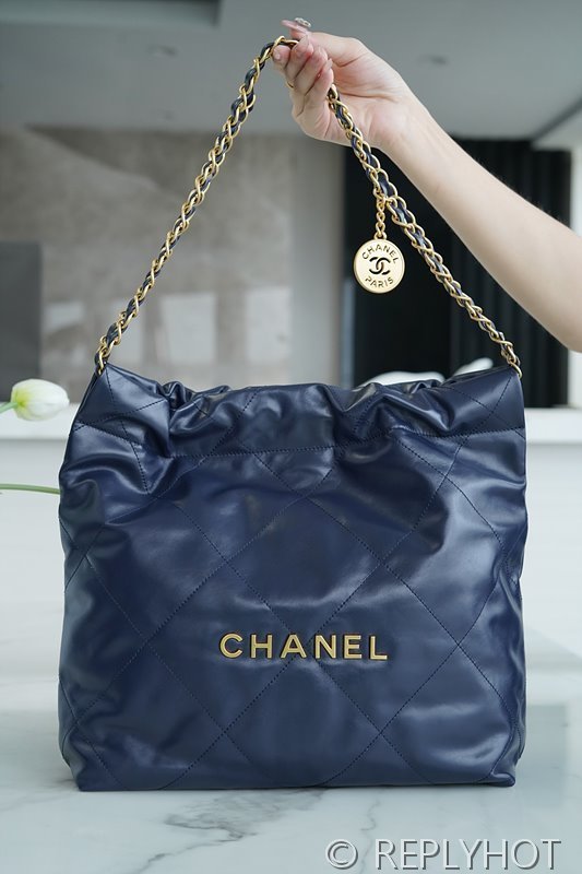 [하이엔드급] 샤넬 22 스몰 핸드백 카프스킨 골드메탈 네이비 [매장가 1000만원대]