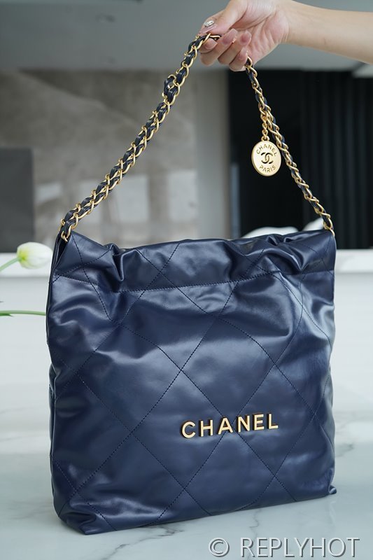 [하이엔드급] 샤넬 22 스몰 핸드백 카프스킨 골드메탈 네이비 [매장가 1000만원대]