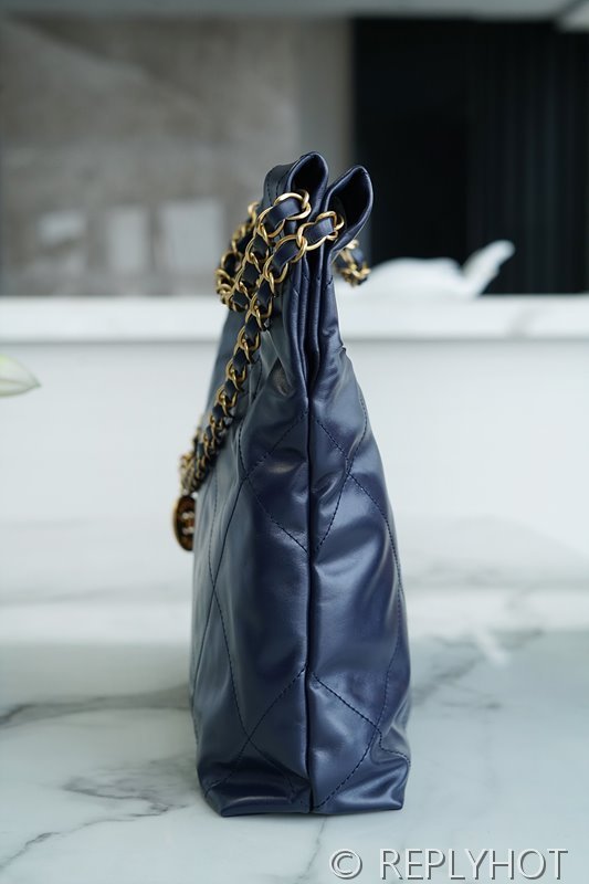 [하이엔드급] 샤넬 22 스몰 핸드백 카프스킨 골드메탈 네이비 [매장가 1000만원대]