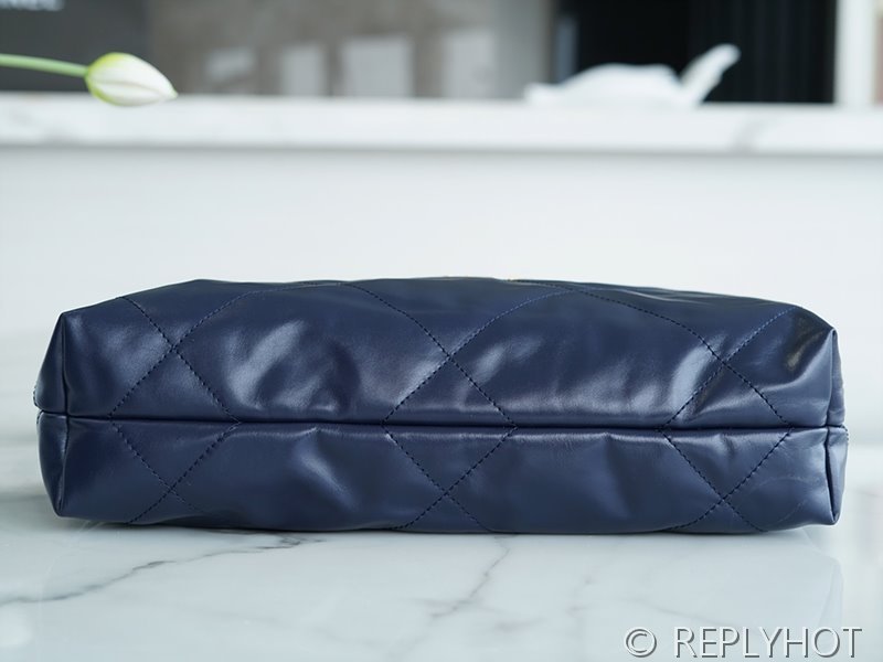 [하이엔드급] 샤넬 22 스몰 핸드백 카프스킨 골드메탈 네이비 [매장가 1000만원대]