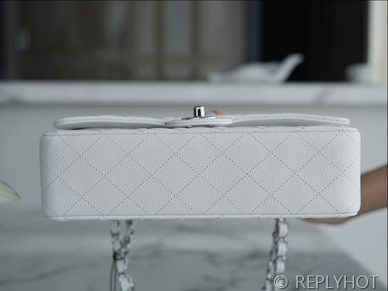 [하이엔드급] 샤넬 클래식 미디엄 카프스킨 실버메탈 화이트 [매장가 1450만원대]