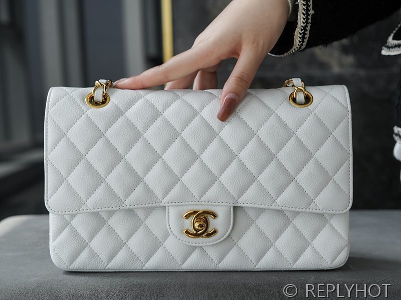 [하이엔드급] 샤넬 클래식 미디엄 카프스킨 골드메탈 화이트 [매장가 1450만원대]
