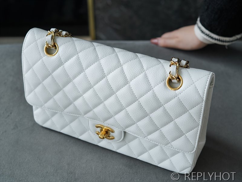 [하이엔드급] 샤넬 클래식 미디엄 카프스킨 골드메탈 화이트 [매장가 1450만원대]