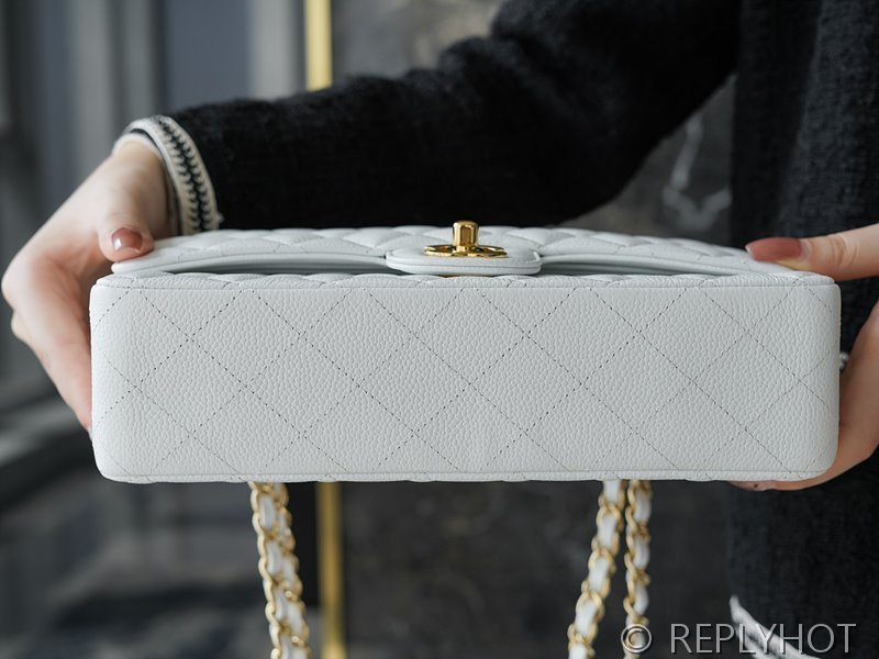 [하이엔드급] 샤넬 클래식 미디엄 카프스킨 골드메탈 화이트 [매장가 1450만원대]