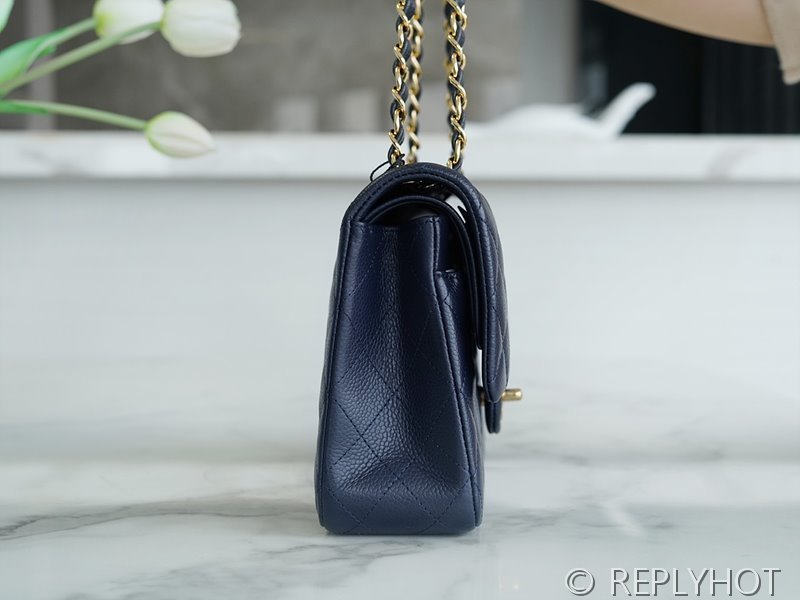 [하이엔드급] 샤넬 클래식 미디엄 카프스킨 골드메탈 네이비 [매장가 1450만원대]
