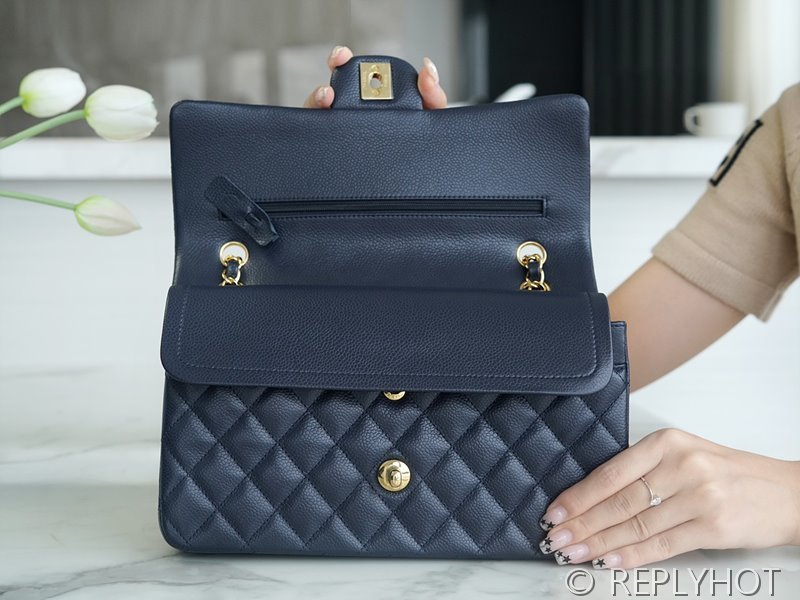 [하이엔드급] 샤넬 클래식 미디엄 카프스킨 골드메탈 네이비 [매장가 1450만원대]