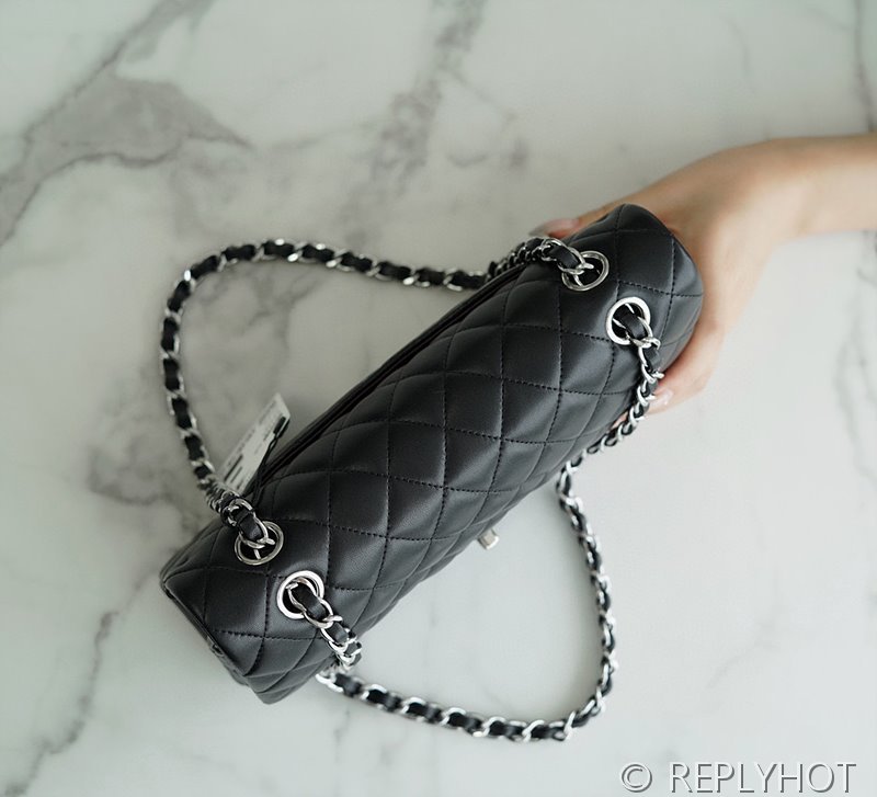 [하이엔드급] 샤넬 클래식 미디엄 램스킨 실버메탈 블랙 [매장가 1450만원대]