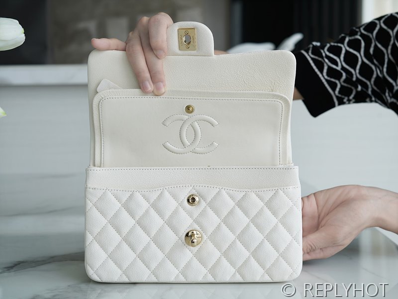 [하이엔드급] 샤넬 클래식 스몰 카프스킨 골드메탈 화이트 [매장가 1475만원대]