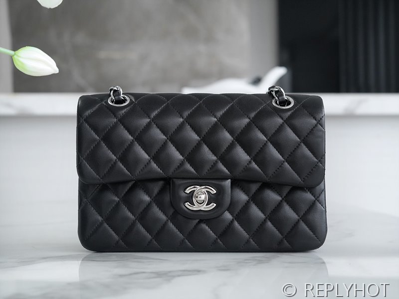 [하이엔드급] 샤넬 클래식 스몰 램스킨 실버메탈 블랙 [매장가 1475만원대]