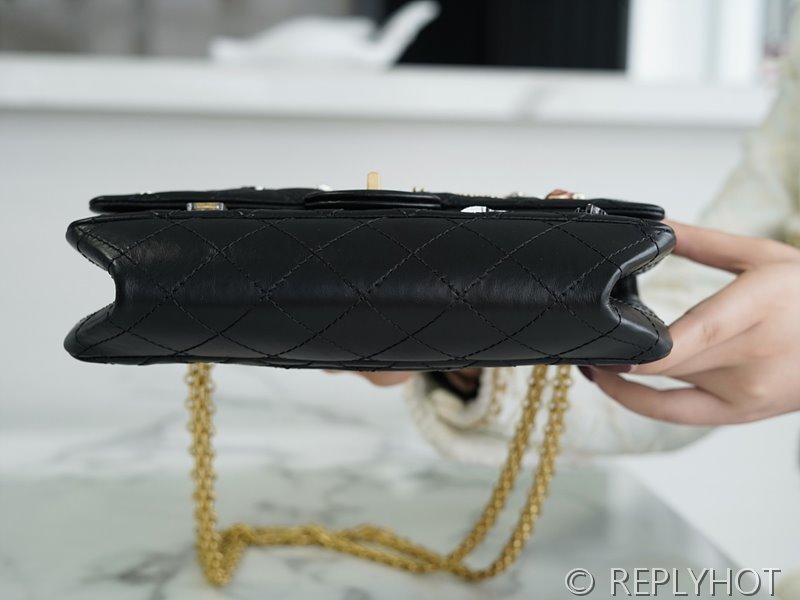 [하이엔드급] 샤넬 2.55 미디엄 플랩백 참 장식 골드메탈 블랙 [매장가 1600만원대]