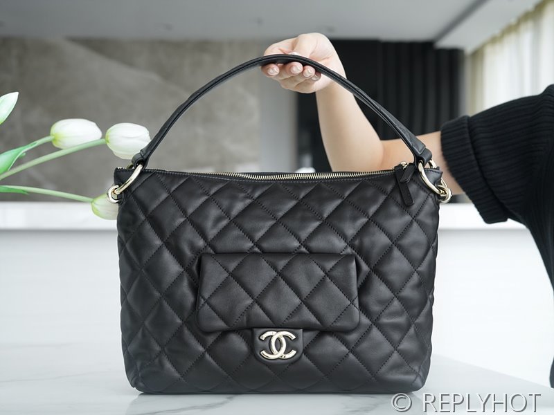 [하이엔드급] 샤넬 맥시 호보백 카프스킨 골드메탈 블랙 [매장가 904만원대]