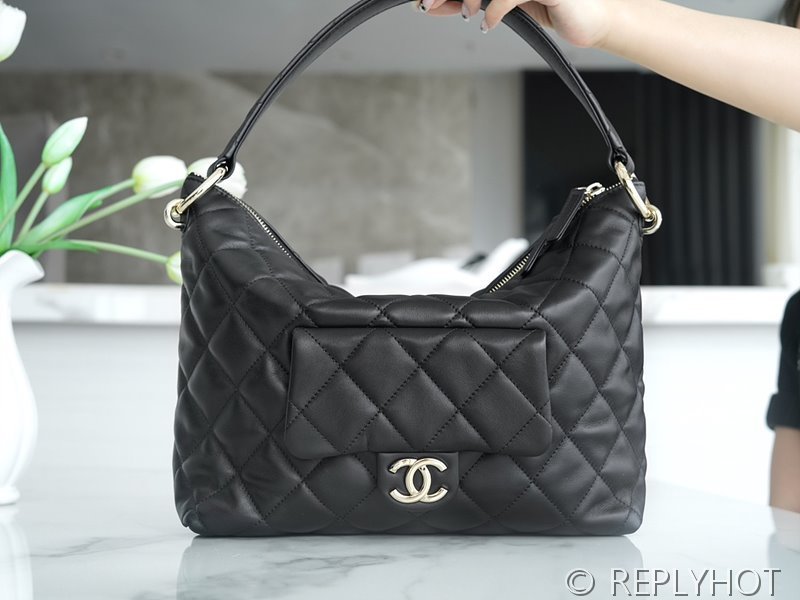 [하이엔드급] 샤넬 맥시 호보백 카프스킨 골드메탈 블랙 [매장가 904만원대]