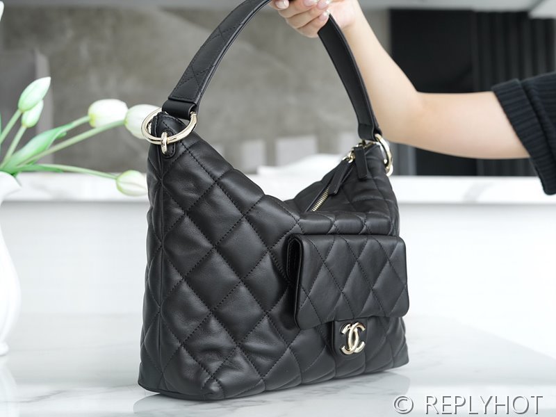 [하이엔드급] 샤넬 맥시 호보백 카프스킨 골드메탈 블랙 [매장가 904만원대]